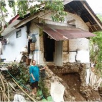 Salah satu rumah warga Cimenga terancam longsor.